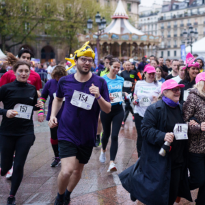 Coureurs et coureuses sur le Parvis de l'Hôtel de Ville