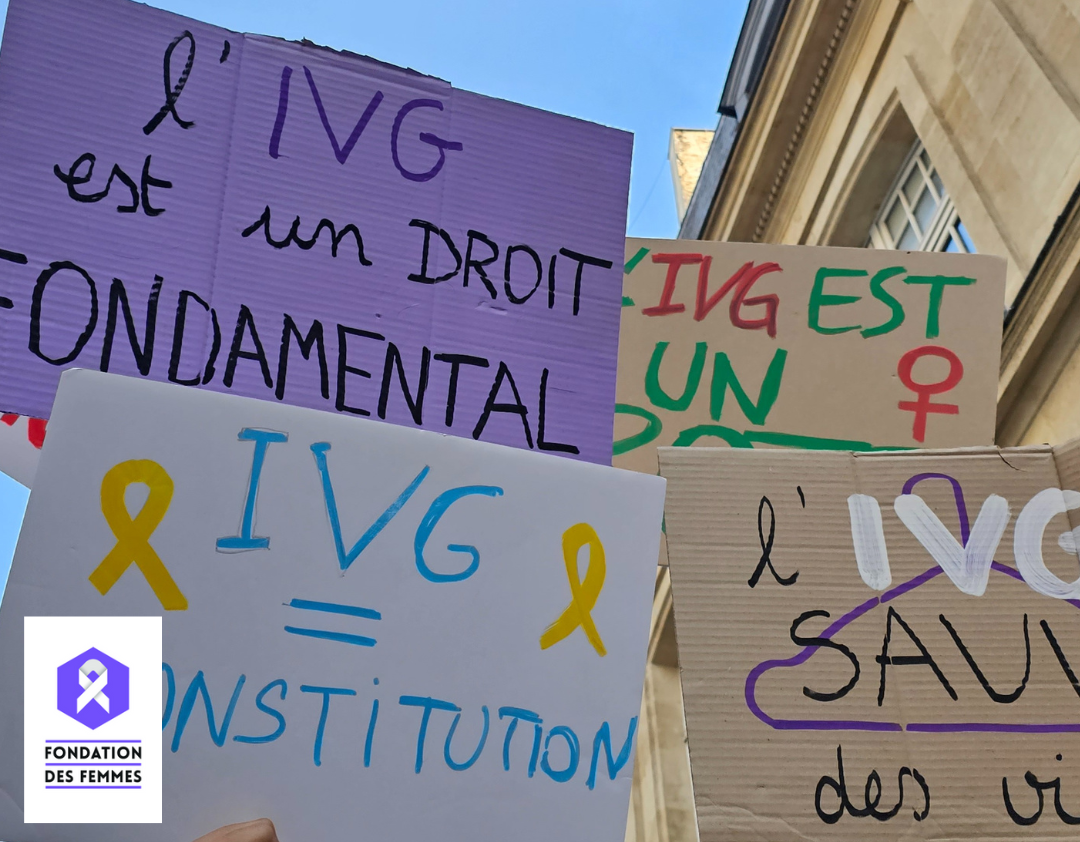 4 pancartes brandies dans le ciel avec des slogans pour le droit à l'avortement