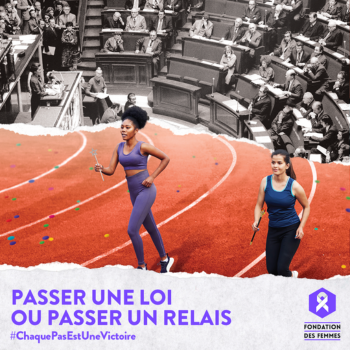 Passer une loi ou passer un relais, deux femmes en tenue de sport sur une piste de course, devant l'Assemblée Nationale